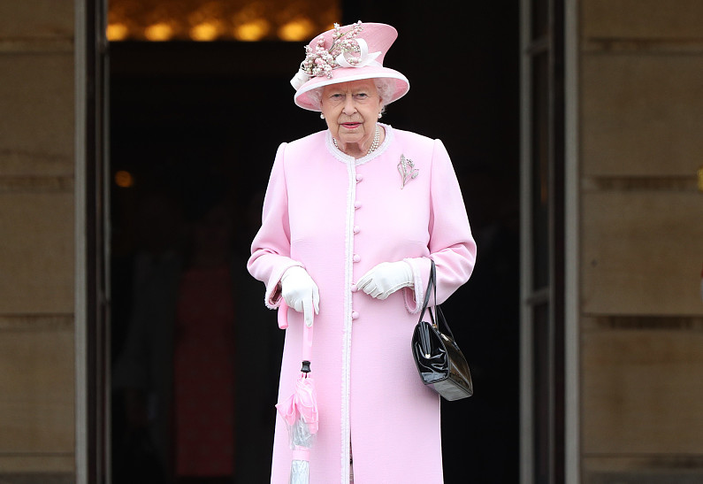 Такая хитрая королева! Почему Елизавета II запрещает прикасаться к своей сумочке?