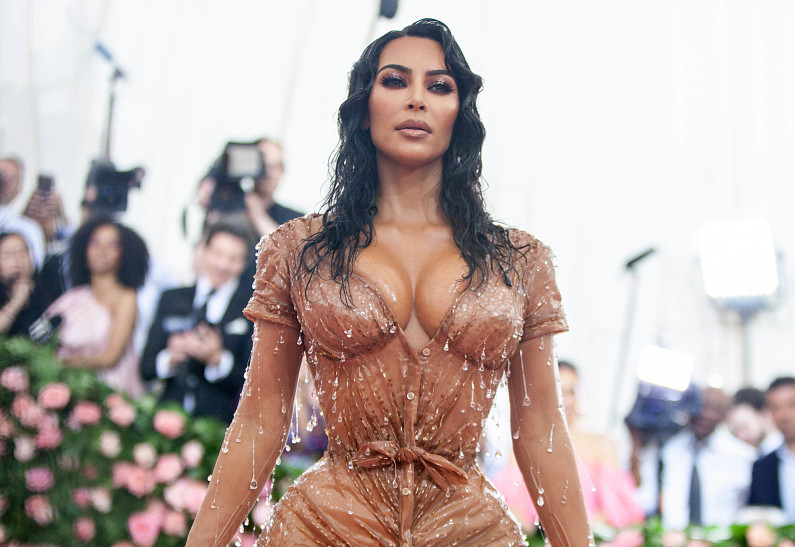 Ким Кардашьян жестко раскритиковали за неправдоподобную фигуру: «Она обманывает себя»