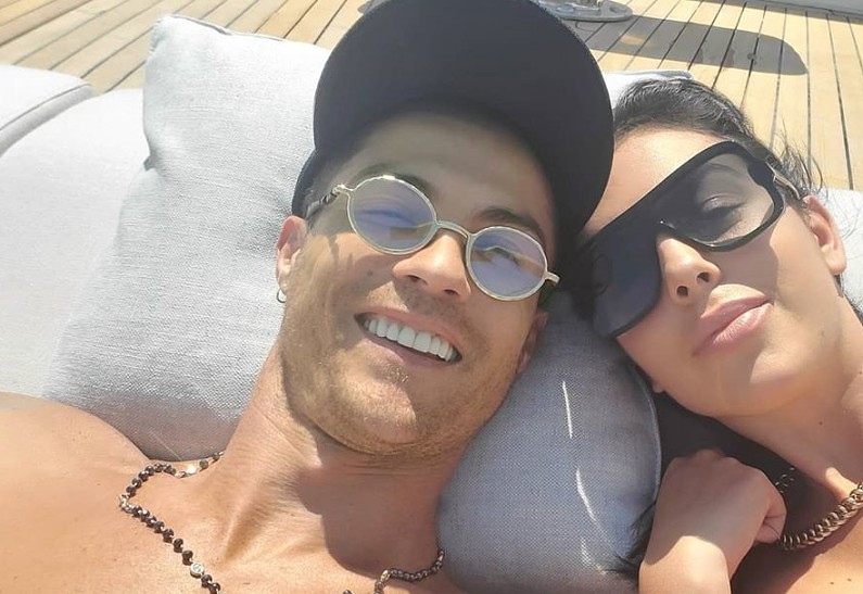 Возлюбленная Криштиану Роналду показала роскошное кольцо на безымянном пальце. Фото!