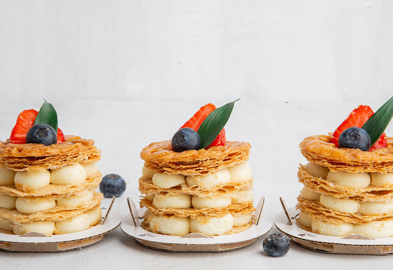 Коллекция десертов со свежими ягодами в кондитерской «Любовь и сладости»