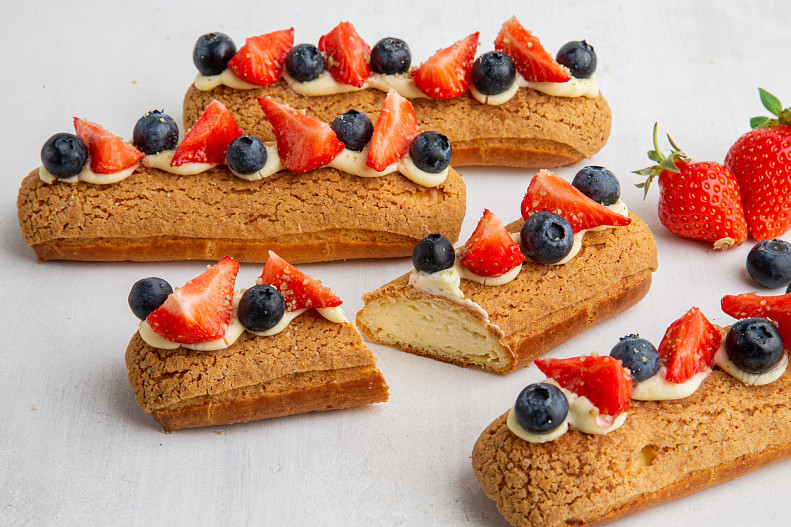 Эклеры с ягодами