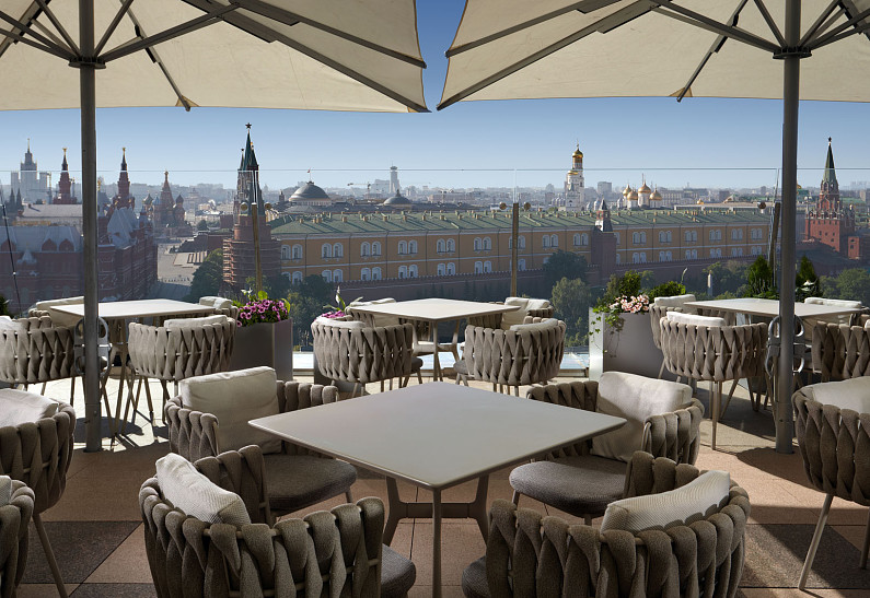 Курорт на крыше: терраса O2 Lounge отеля The Ritz-Carlton, Moscow приглашает гостей