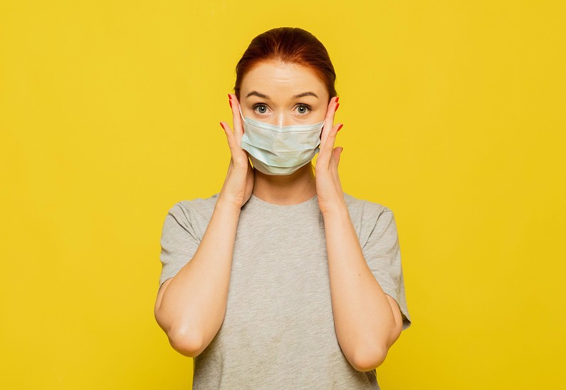 Как с помощью заколок для волос сделать ношение маски более комфортным?