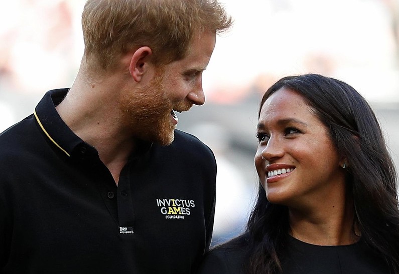 Редкий выход: Меган Маркл в льняном платье и принц Гарри в любимом поло на улицах Лос-Анджелеса