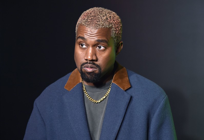 Канье Уэст выбыл из президентской гонки