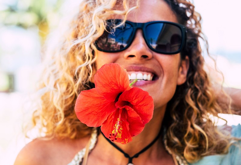 Отбеливающие полоски и отбеливание в клинике: что лучше?