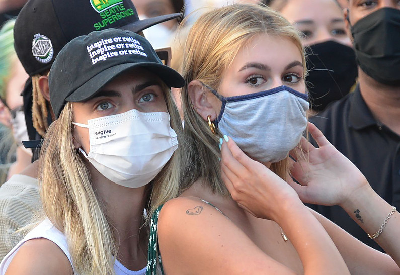 Нежные отношения: Кара Делевинь и Кайя Гербер в обнимку на акции Black Lives Matter