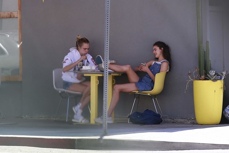 Кара Делевинь и Маргарет Куэлли