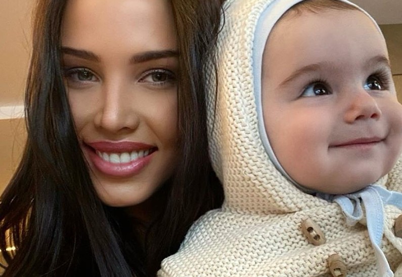 Анастасия Решетова проводит отпуск с сыном в особняке у отца Тимати во Франции