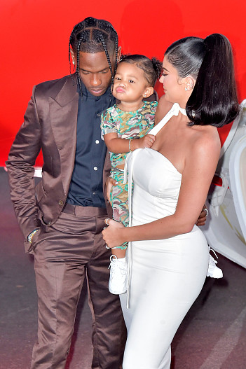 Трэвис Скотт и Кайли Дженнер с дочкой Сторми