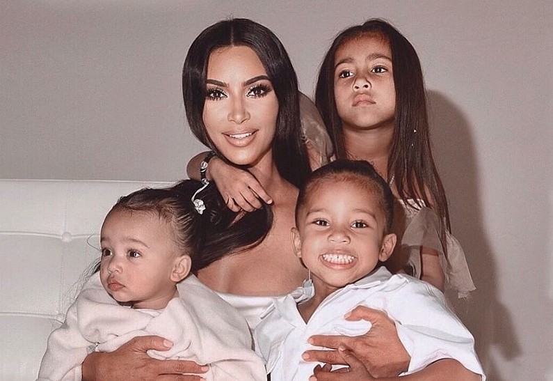 «Изолировала от всего происходящего»: Ким Кардашьян защищает детей от Канье Уэста