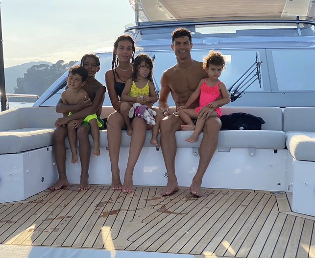 Джорджина Родригес и Криштиану Роналду с детьми&nbsp;