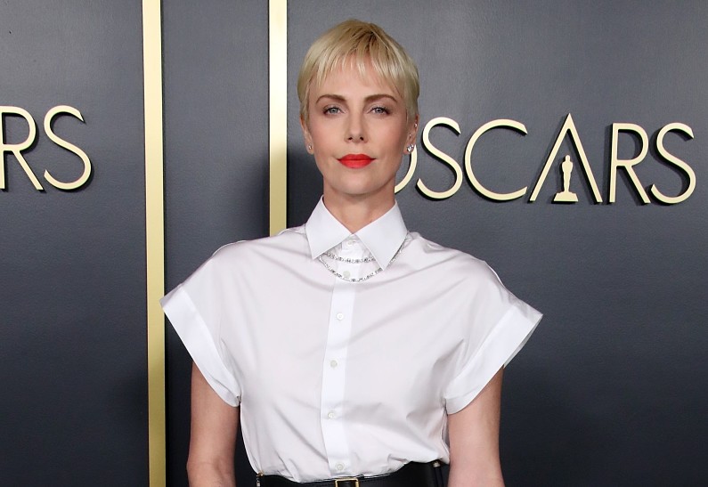 Шарлиз Терон шокировала дочь неожиданным признанием: «Я встречаюсь сама с собой»