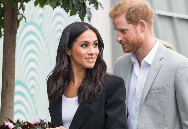 «Она центр его вселенной»: эксперт по языку тела прокомментировала новое видео Меган Маркл и принца Гарри