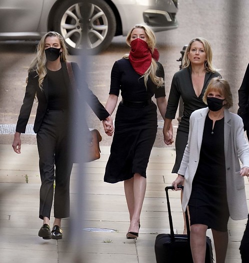 Эмбер Херд с сестрой Уитни и адвокатом Дженнифер Робинсон