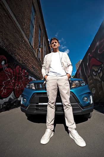 В кадре автомобиль Suzuki Vitara