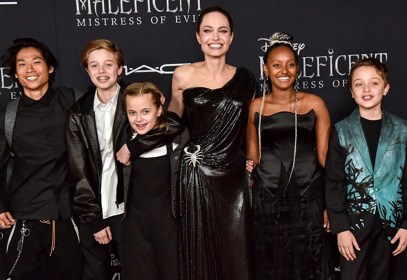 Анджелина Джоли манипулирует судом, чтобы лишить Брэда Питта полной опеки над детьми