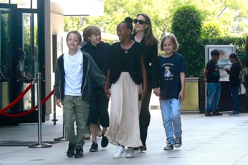 Анджелина Джоли с детьми