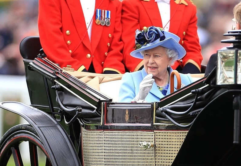 Елизавета II подверглась жесткой критике из-за королевских свадеб