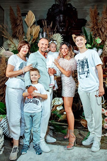 Нюша и Игорь Сивов с дочкой Симбой, сыновья Игоря Сивова и его мама Татьяна Вячеславовна