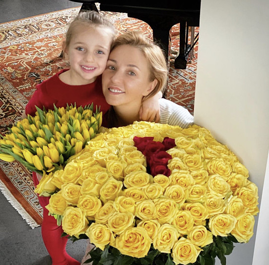 Татьяна Навка с младшей дочерью