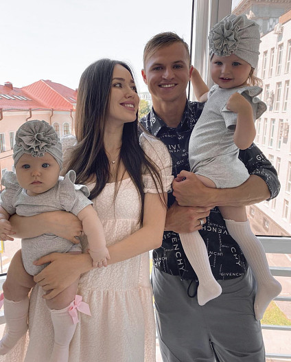 Анастасия Костенко и Дмитрий Тарасов с дочерьми 