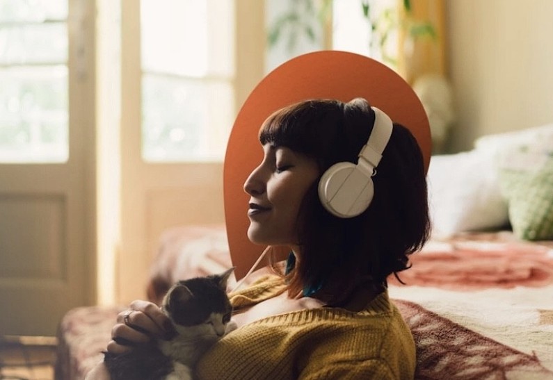 Слушаем внимательно: 10 самых популярных аудиокниг этого лета