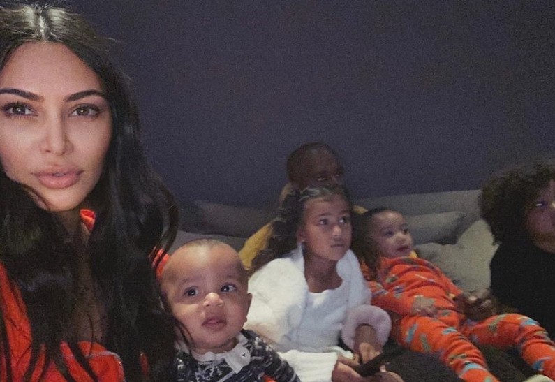 Ким Кардашьян и Канье Уэст отправились в семейное путешествие с детьми. Фото!