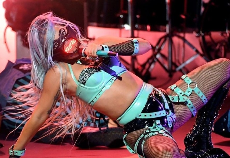 Самое обсуждаемое выступление MTV VMA: Ариана Гранде и Леди Гага вывели карантин на новый уровень