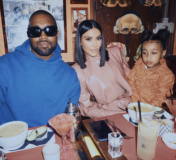 Канье Уэст и Ким Кардашьян с дочерью