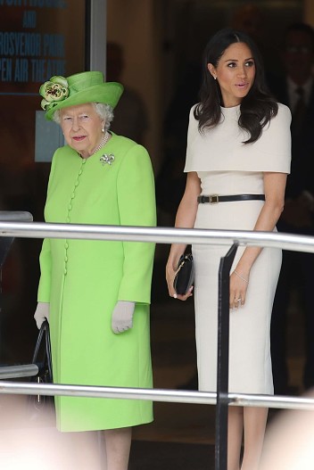 Королева Елизавета и Меган Маркл