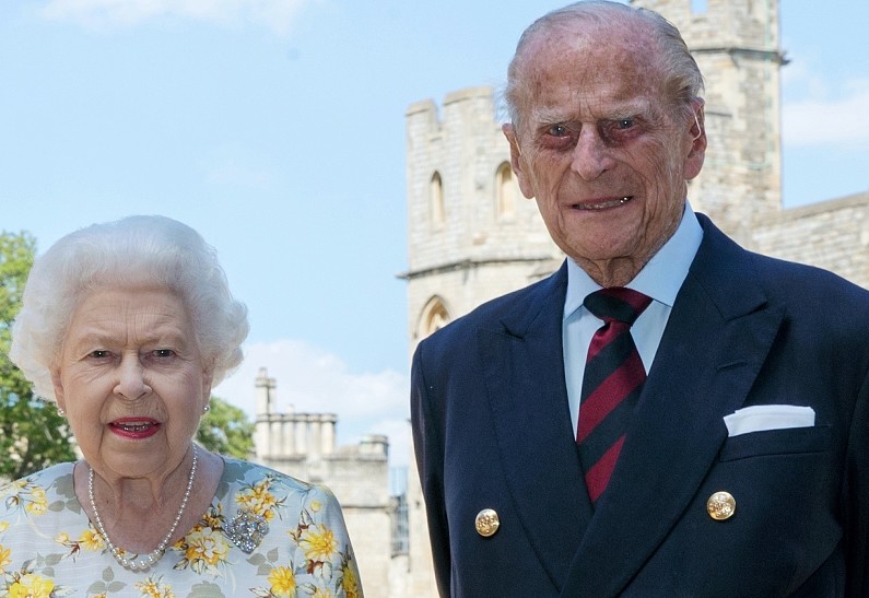 Елизавета II вместе с мужем отправилась в летнее путешествие. Фото!