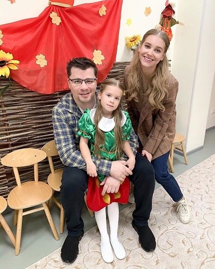 Гарик Харламов и Кристина Асмус с дочерью Анастасией