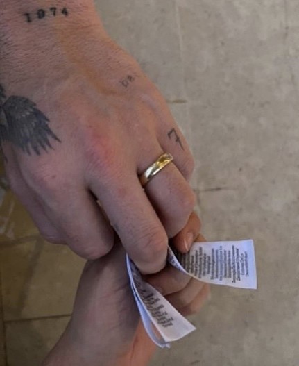 Рука Бруклина Бекхэма и Николы Пельтц