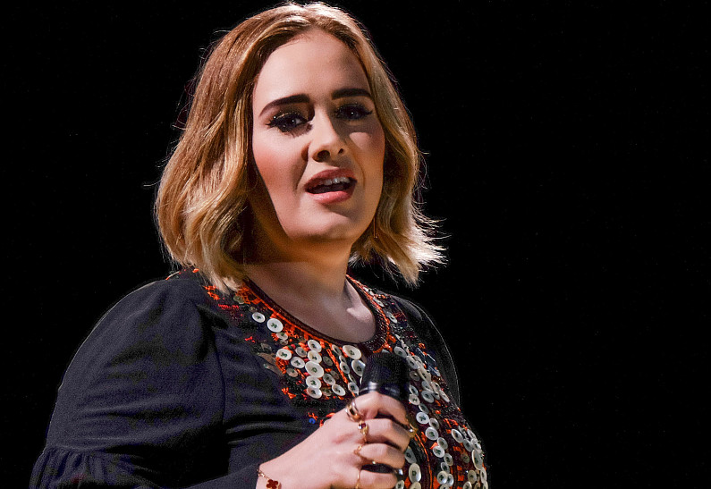 Звездные коллеги встали на защиту Адель после скандала из-за ее фото в купальнике