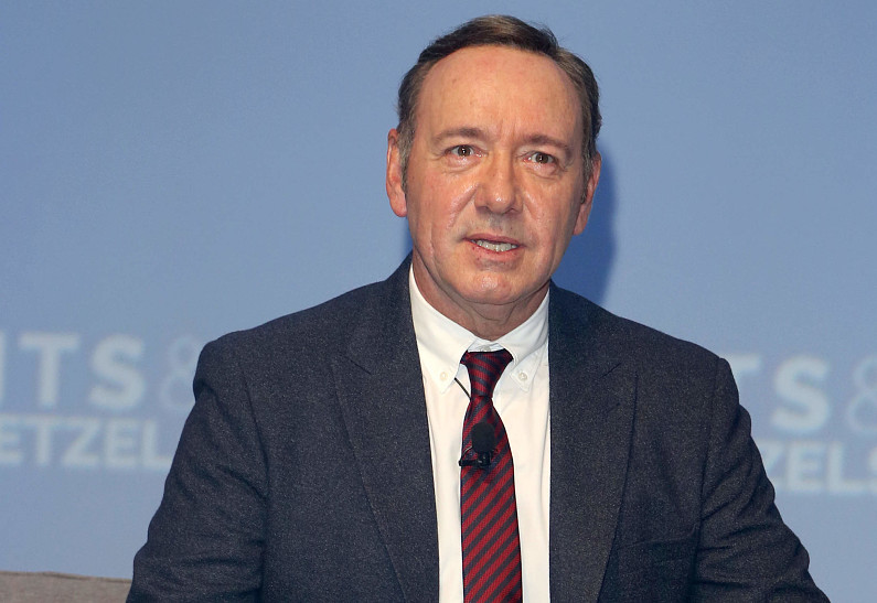 На Кевина Спейси подали в суд из-за сексуальных домогательств в 80-х