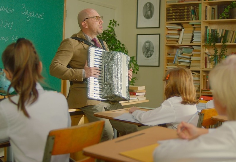 Дмитрий Нагиев тоскует по Родине и играет на аккордеоне в комедии «Гудбай, Америка»