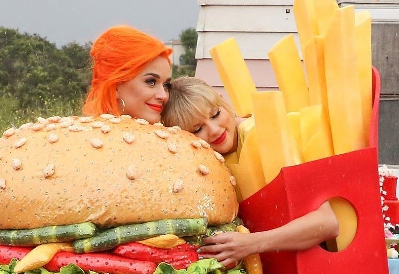 Кэти Перри показала трогательный подарок от Тейлор Свифт для новорожденной дочери