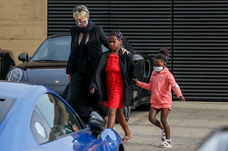 Шарлиз Терон с детьми