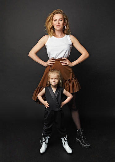 На Наташе: майка Dolce & Gabbana, ботинки Proenza Schouler (всё —ЦУМ), юбка Max Mara, колготки Calzedonia, серьги Mercury. На Миле: комбинезон Stella Mccartney Kids, казаки Gallucci (всё...