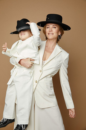 На Наташе: костюм Lesya Nebo, шляпа Сocoshnick, серьги и кольцо — всё Mercury, кольца Messika. На Миле: жакет, жилет, брюки — всё Bonpoint, ботинки Emporio Armani (всё —ЦУМ), шляпа Cocosh...