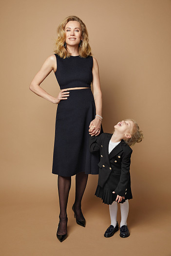 На Наташе: топ и юбка — всё Sportmax, туфли Saint Laurent, колготки Calzedonia, серьги, браслеты и кольца — всё Mercury. На Миле: жакет, юбка — всё Aletta, футболка Balmain, лоферы Andrea...