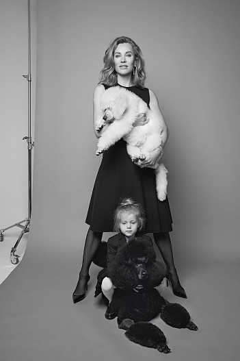 На Наташе: топ и юбка — всё Sportmax, туфли saint Laurent, колготки Calzedonia, серьги, браслеты и кольца — всё Mercury. На Миле: жакет, юбка — всё Aletta, футболка Balmain, лоферы Andrea...