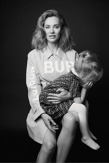 На Наташе: тренч Burberry (ЦУМ). На Миле: платье Fendi (ЦУМ), колготки Calzedonia