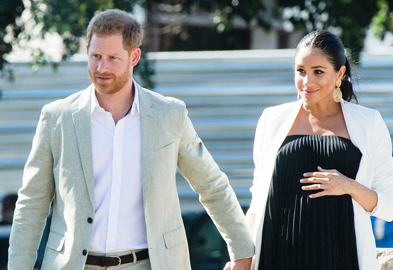 Принц Гарри обновляет лицензию пилота, чтобы катать Меган Маркл и сына Арчи на вертолете