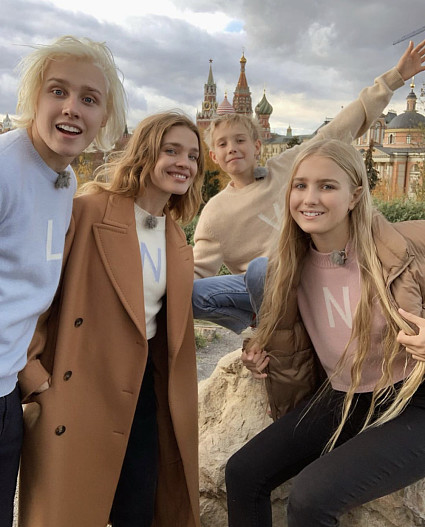 Наталья Водянова с Лукасом, Виктором и Невой&nbsp;