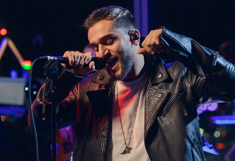 Jony спел «Небесные розы» на высоте 330 метров над Москвой