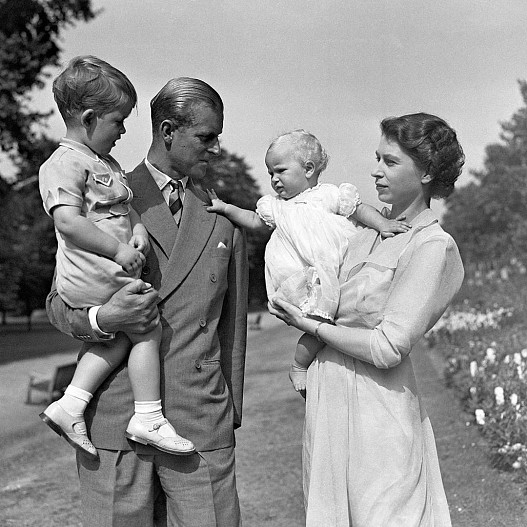Принц Филипп и королева Елизавета с детьми Чарльзом и Анной