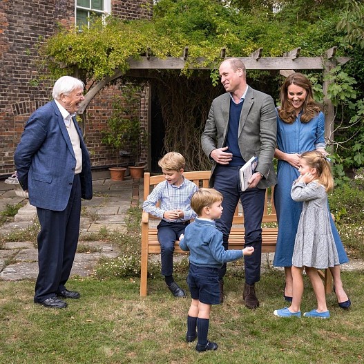 Дэвид Аттенборо и принц Уильям и Кейт Миддлтон с детьми 