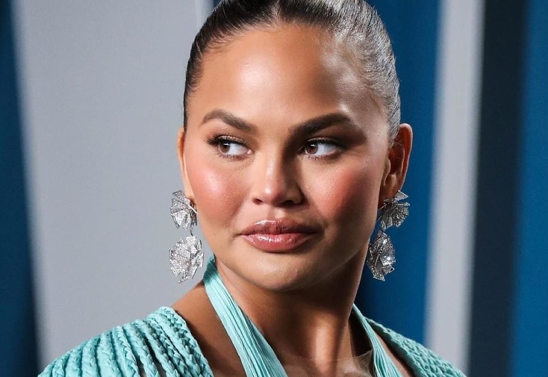 Беременную Крисси Тейген экстренно госпитализировали. Что случилось?